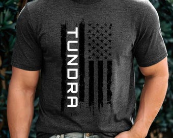 Camiseta Toyota Tundra / Camiseta Tundra con la bandera estadounidense / Regalo para el dueño de una Tundra / Camiseta con estampado de camioneta desgastada / Regalo patriótico de Toyota para él