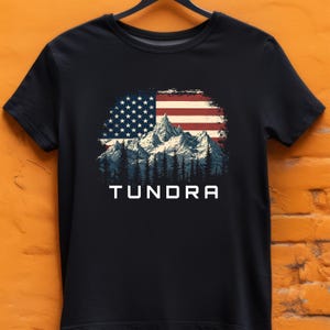 T-shirt met toendra bergen en Amerikaanse vlag - Distressed graphic T-shirt, pasvorm uniseks - Custom Vehicle Pride-shirt voor vrachtwagenliefhebbers