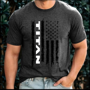 Amerikanische Flagge Titan T-Shirt - Distressed Graphic Tee, Unisex Fit - Vaterländisches kundenspezifisches Fahrzeug Pride Shirt für LKW-Liebhaber
