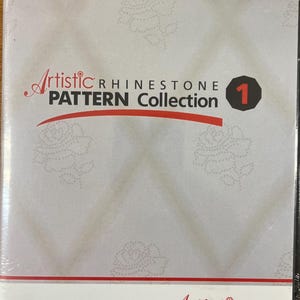 Op de afbeelding: Een verzegelde verpakking voor de Artistic Rhinestone Pattern Collection, met een witte achtergrond en een rozenpatroon. De tekst "Artistic Rhinestone Pattern Collection" is in rood en zwart. Het nummer "1" staat in een zwarte zeshoek.