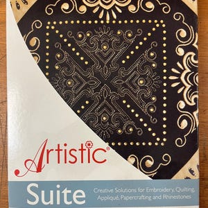 Może przedstawiać: Pudełko produktu dla Artistic Suite, z czarno-złotym haftowanym wzorem. Pudełko ma białą przekątną z napisem "Artistic" w czerwonym skrypcie i "Suite" w kolorze niebieskim. Tekst na pudełku brzmi "Creative Solutions for Embroidery, Quilting, Appliqué, Papercrafting and Rhinestones."