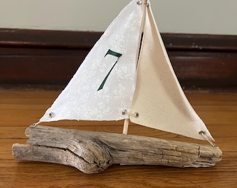 Velero de madera a la deriva, velero, velero rústico. Decoración náutica.