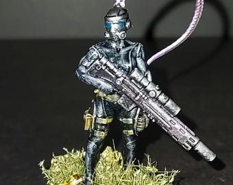 Modelo de juego de guerra en miniatura pintado para mesa. Asesina: francotiradora