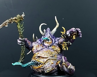 Modelo en miniatura pintado para juegos de guerra de mesa. Demonio de la plaga con guadaña.