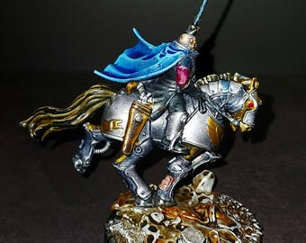 Maqueta de juego de guerra en miniatura pintada a mano. Caballo y jinete de guerra: azul