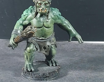 Miniatura de juego de guerra pintada. Trol de D&D.