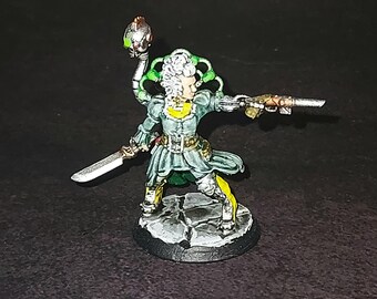 Modelo de juego de guerra en miniatura pintado para mesa. Inquisidora con calavera de sirviente.