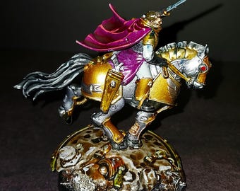 Maqueta de juego de guerra en miniatura pintada a mano. Caballo y jinete de guerra: rojo