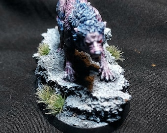Modelo de juego de guerra en miniatura pintado para mesa. Dire Wolf