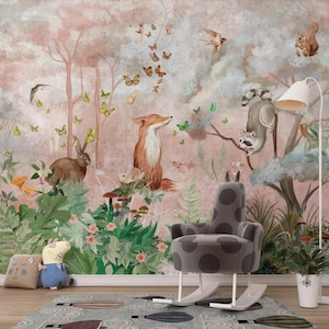 Carta da parati con animali del bosco stravaganti - Scena incantevole della foresta con volpe, procione e farfalle per la cameretta dei bambini e l'arredamento della cameretta dei bambini