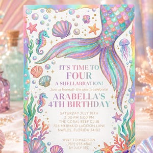 Peut inclure: Une carte d'invitation d'anniversaire rectangulaire avec une queue de sirène colorée, des hippocampes, des coquillages, des étoiles de mer et du corail. Le texte indique : IT'S TIME TO FOUR A SHELLABRATION! ARABELLA'S 4TH BIRTHDAY, JULY 18TH.