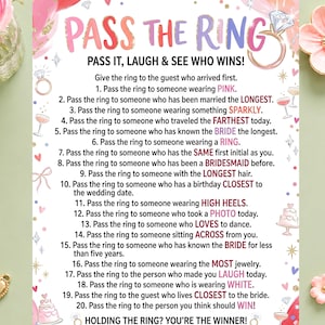 Op de afbeelding: Een rechthoekige spelkaart met de titel PASS THE RING met roze, paarse en gouden accenten. Het bevat twintig genummerde instructies voor een bruiloftsspel, inclusief de tekst PASS IT, LAUGH & SEE WHO WINS! en HOLDING THE RING? YOU'RE THE WINNER!