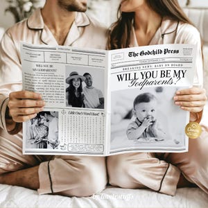 Może przedstawiać: Ogłoszenie w stylu gazety z nagłówkiem "Will You Be My Godparents?" jest trzymane przez parę. Czarno-biały projekt zawiera zdjęcia i tekst, ze słowami "Breaking News: Baby on Board."