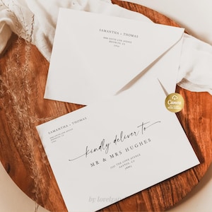 Puede incluir: Dos sobres blancos con texto negro sobre una superficie de madera. Un sobre dice "Samantha + Thomas" y "Kindly deliver to Mr & Mrs Hughes". Los sobres son para invitaciones de boda o papelería.