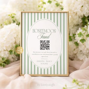 Può includere: Un cartello incorniciato con bordo dorato e sfondo a righe verdi e bianche. Il cartello recita "HONEYMOON Fund" con un codice QR e testo. Il testo dice "La tua presenza è il nostro regalo, ma se lo desideri, un contributo al nostro fondo luna di miele è molto apprezzato."