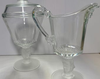 Juego de jarra para crema y azucarero con tapa de vidrio prensado Three Faces - George Duncan & Sons