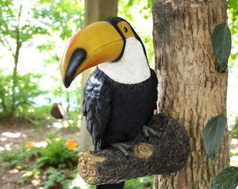 Toucan Bird Tree Hugger Statue – Hanging Resin Garden Decor, Tropical Wall Ornament, Outdoor Animal Figurine