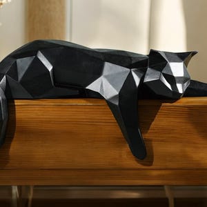 幾何学的な猫の像 | 自宅やオフィスの装飾に最適な、モダンな白黒の横たわった猫の彫刻