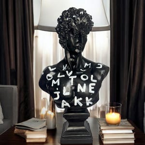 Estatua de David negra con motivos de letras / Escultura elegante de poliéster para la decoración del hogar