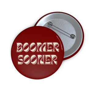 Botón de juego Boomer Sooner - Botón personalizado para fanáticos de los deportes de la Universidad de Oklahoma, insignia de fútbol americano universitario para portón trasero, equipo personalizado