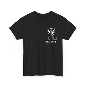 Puede incluir: Camiseta negra con un gráfico blanco en el pecho. El gráfico presenta una espada, alas y el texto "FF 15 JGL DIFF". La camiseta es de manga corta y cuello redondo.