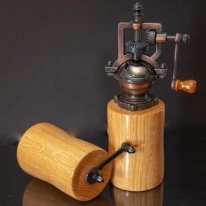Salt & Pepper Mill in Oak, Wood Pepper Grinder Set, Personalised Pepper Mill, Gift For Mum, Christmas Gift, Wooden Pepper Mill