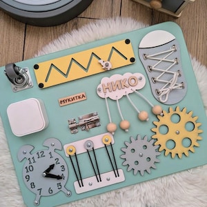 Busy Board ispirata al metodo Montessori: lavagna sensoriale in legno per attività per neonati e bambini piccoli