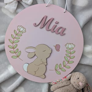 Targa personalizzata con nome per neonato: decorazione per cameretta a forma di coniglietto rosa dipinta a mano