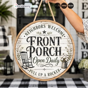 Könnte beinhalten: Ein rundes Holzschild mit weißem Faux-Planken-Hintergrund und dem schwarzen Text "NEIGHBORS WELCOME", "FRONT PORCH", "Open Daily" und "PULL UP A ROCKER". Es enthält eine Abbildung eines Schaukelstuhls, eine Baumwollpflanze und eine Kordel.