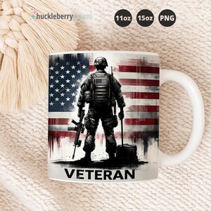 Puede incluir: Taza de cer&aacute;mica blanca con un soldado frente a un dise&ntilde;o de la bandera estadounidense. El soldado sostiene un rifle y un bast&oacute;n. La palabra "VETERAN" est&aacute; impresa en la parte inferior de la taza. La taza est&aacute; disponible en tama&ntilde;os de 312 ml y 425 ml.