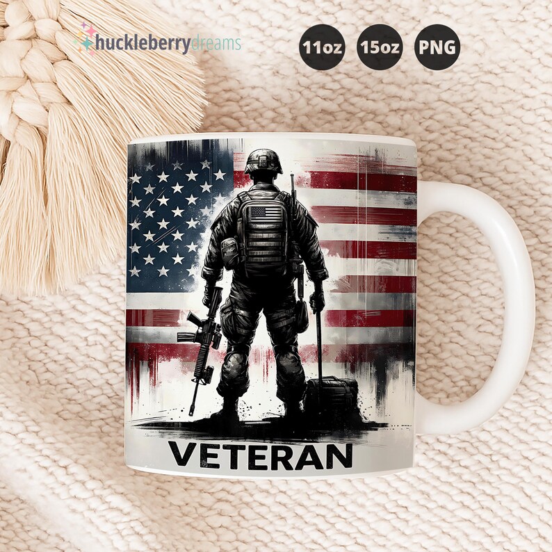 Puede incluir: Taza de cer&aacute;mica blanca con un soldado frente a un dise&ntilde;o de la bandera estadounidense. El soldado sostiene un rifle y un bast&oacute;n. La palabra "VETERAN" est&aacute; impresa en la parte inferior de la taza. La taza est&aacute; disponible en tama&ntilde;os de 312 ml y 425 ml.