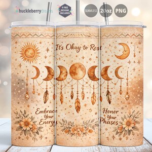 K&ouml;nnte beinhalten: Ein 590ml-Becher mit einem Himmelsdesign. Das Design zeigt eine Sonne, Monde und Mondphasen mit dem Text "It's Okay to Rest", "Embrace Your Energy" und "Honor Your Phases". Der Becher hat einen Strohhalm und einen Deckel.