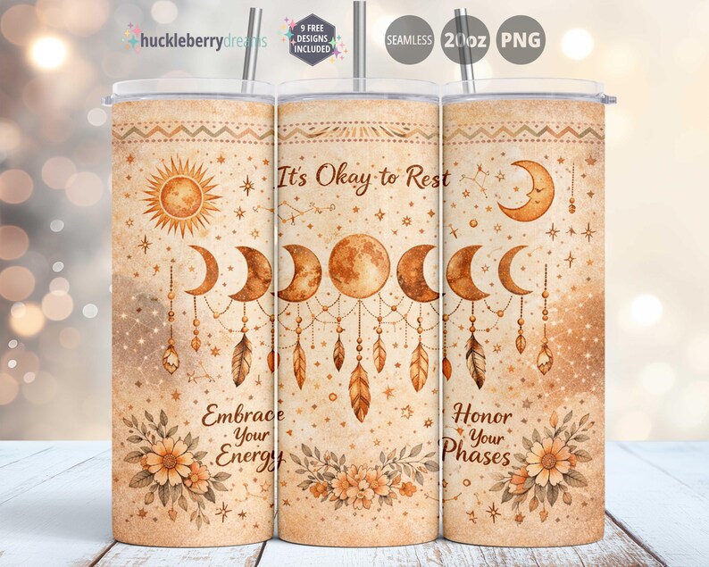 K&ouml;nnte beinhalten: Ein 590ml-Becher mit einem Himmelsdesign. Das Design zeigt eine Sonne, Monde und Mondphasen mit dem Text "It's Okay to Rest", "Embrace Your Energy" und "Honor Your Phases". Der Becher hat einen Strohhalm und einen Deckel.