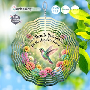 Pode incluir: Um girador de vento decorativo de metal com um design de beija-flor e flores. O texto "Leave Room In Your Garden for the Angels to Dance" está presente. O girador inclui um laço prateado para pendurar e um fundo desfocado de folhas verdes e céu azul.
