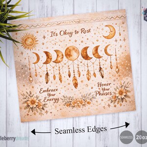 K&ouml;nnte beinhalten: Beiger Druck mit Sonne, Mondphasen und dem Text "It's Okay to Rest", "Embrace Your Energy" und "Honor Your Phases". Das Design enth&auml;lt florale und Feder-Elemente. Das Bild ist mit "Seamless Edges" und "20oz PNG" beschriftet.