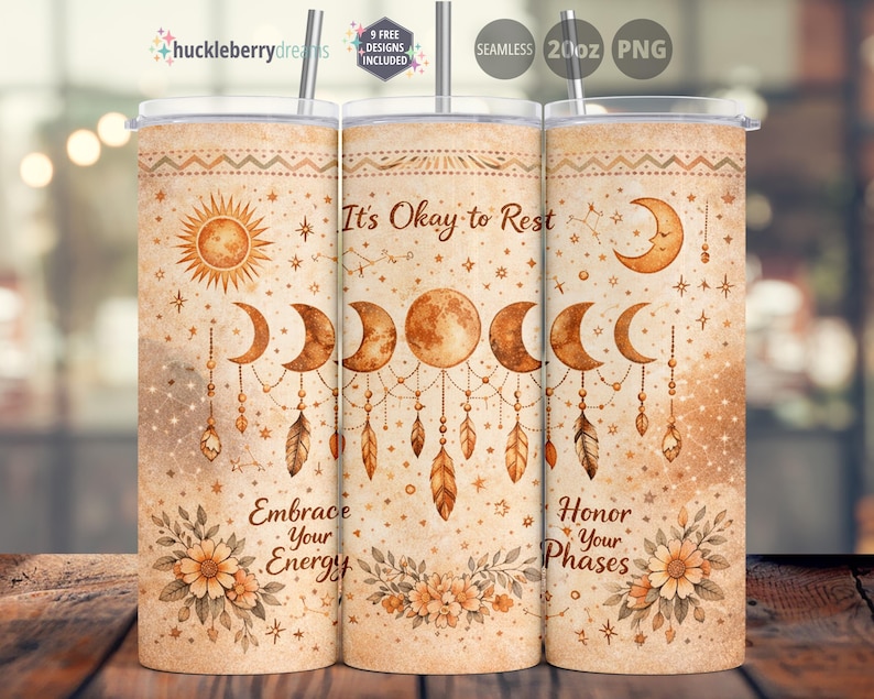 K&ouml;nnte beinhalten: Ein 590ml-Becher mit einem himmlischen Design. Der Becher zeigt eine Sonne, Mondphasen, Federn und florale Akzente in Braun- und Beiget&ouml;nen. Der Text enth&auml;lt "It's Okay to Rest", "Embrace Your Energy" und "Honor Your Phases".