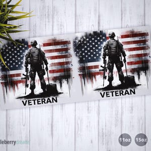 Puede incluir: Un dise&ntilde;o con la silueta de un soldado contra una bandera estadounidense desgastada. La palabra "VETERAN" est&aacute; impresa en negrita, con letras negras debajo del soldado. El dise&ntilde;o est&aacute; sobre un fondo blanco.