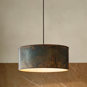 Puede incluir: Un juego de tres tazas de cerámica con un acabado moteado y mate. Las tazas son de color crema, gris claro y gris oscuro. Cada taza tiene un diseño simple y minimalista y un asa redondeada.