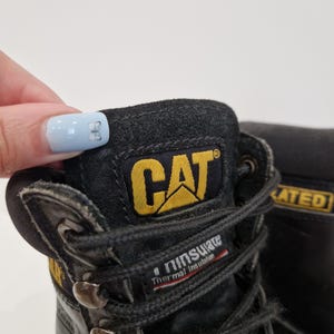 Puede incluir: Juego de tres tazas de cer&aacute;mica con un esmalte moteado de color crema. Cada taza presenta un dise&ntilde;o floral pintado a mano en tonos azules, verdes y amarillos. Las tazas tienen una forma simple y redondeada y un asa.