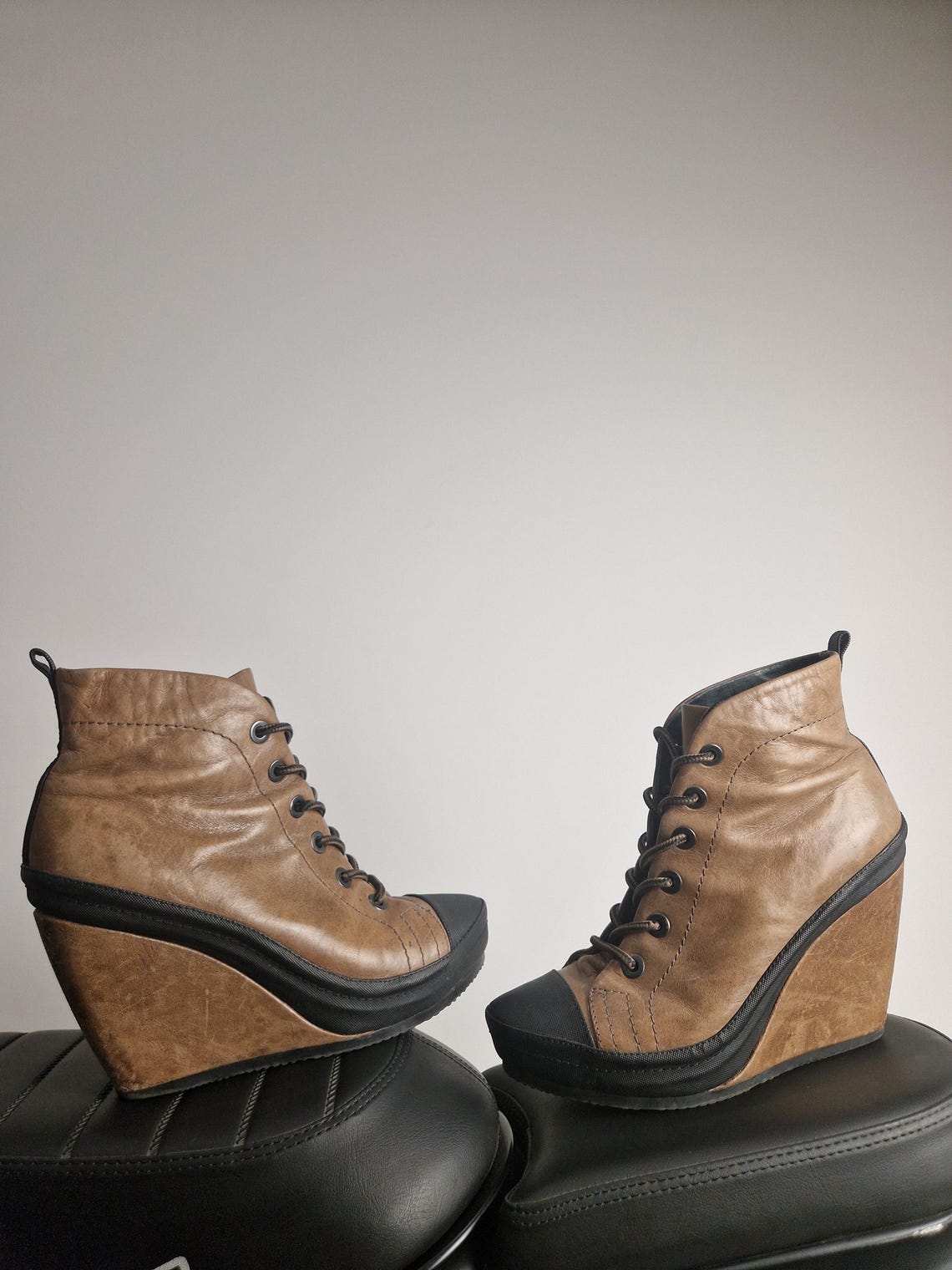 Vintage Logan Crossing Leather Sneakers Y2K EU 39 Wedge Ankle Boots Brown Lace Up Platform Black Toe Caps Euro Streetwear, photo 4 sur 5