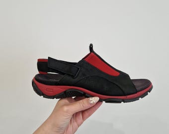 Sandalias Clarks Springers para caminar, talla 7, negras y rojas, sandalias cómodas, estilo vintage 2004, sandalias deportivas Clarks con correa ajustable para viajes.