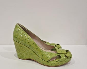 Zapatos de tacón de cuña Pedro Anton vintage de 1998, color verde lima, estilo retro con puntera abierta, de piel vegana con relieve de avestruz, talla 37 EU.