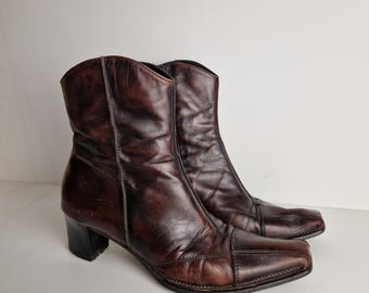 Vintage Roberto Santi Stiefeletten aus braunem Leder, Größe 38,5 EU, Y2K-Stil, italienisches Modell mit eckiger Spitze, Used-Look-Leder, mittelhoher Absatz