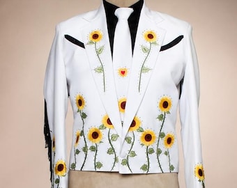 Abito da sposo in stile cowboy, bianco, ricamato a mano con girasoli.