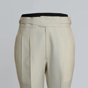 Pantaloni da uomo in cotone Gurkha color avorio: doppia piega, chiusura con bottoni