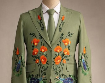 Abito da sposo verde salvia con ricami floreali, smoking su misura, blazer e pantaloni con ricami botanici.