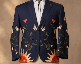 Abito da sposo blu navy ricamato, con motivo floreale e sole, smoking in cotone realizzato su misura.