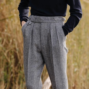 Pantaloni Gurkha in lana grigia a spina di pesce: doppia piega, risvolto