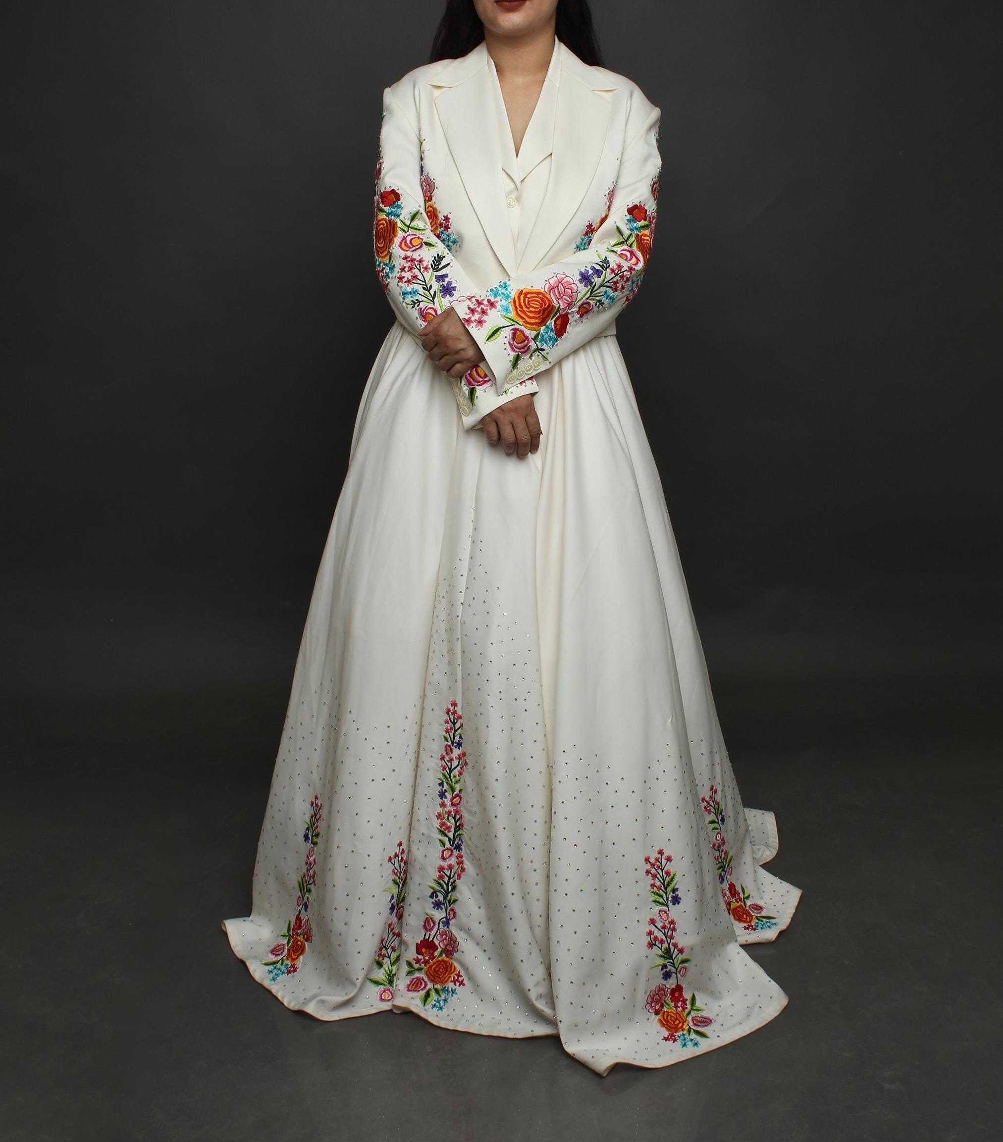 embroidered western dress The GREAT. Soft Tan Herd Soft Tan / 0 a shirt collar with a button placket Artesian Embroidered Dress Denim #77304