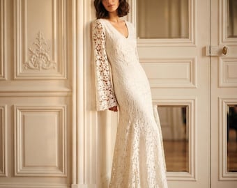 Abito da sposa in pizzo avorio, con scollo a V e maniche svasate, realizzato su misura.